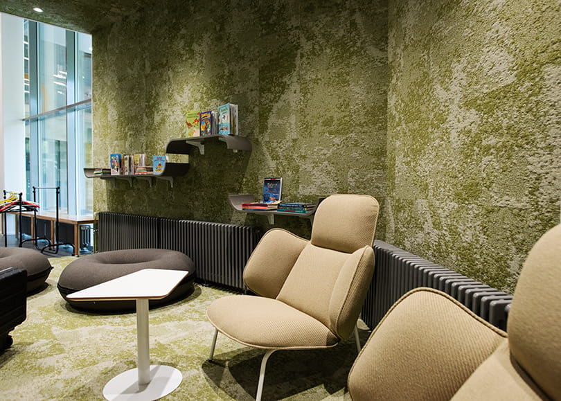 Inredningen går i naturnära färger. Purmos Delta radiatorer följer samma färgskala. Kulör: RAL 9002.